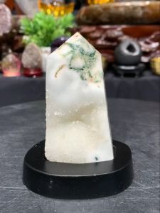moss agate point with base 💯天然水草玛瑙柱 特美白玛瑙搭上白水晶结晶 柱体洁白 水草纹路更明显美丽👍 + 特制实木底座 ➡️水草玛瑙可平衡正负能量,可以消除精神紧张、压力及缓解身体疲劳,进而缓解失眠的情况 柱高: 9.5cm 宽: 4.5x3.2cm 净重: 0.22kg 含底座高: 10cm 底座宽: 7.5x6cm 总重: 0.25kg