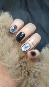 Lizzy Nail SR007 – Nailbox Móng Úp Mắt Mèo Đen Bạc – Set 10 Móng Giả Black Silver Cat Eye Press On Nails Short Round