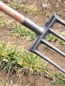 【ส่งของจากกรุงเทพ】15 ปีไม่เลว! ส้อมขุดดินอุปกรณ์ขุดเหล็กที่ใช้ในการขุดดิน พลั่วขุดส้อมเหล็กส้อมเครื่องมือขุดดินใช้ 30 ปีจะไม่เสียขุดดินหรือขุดดินทำสวนตัดหญ้าส้อมพลั่ว