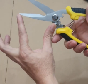 Kéo cắt tỉa đa năng dài 20 Cm lưỡi thép răng cưa không gỉ có chốt gài chắc chắn - Hoang My food and beauty