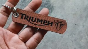 พวงกุญแจ TRIUMPH ไทรอัมพ์ พวงกุญแจหนัง ยิงเลเซอร์ โลโก้ มอเตอรไซค์ MOTORCYCLE BIKER KEYCHAIN