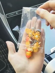 Nailong Mini Figure Set 6pcs Car Decoration Navigation Screen Electric Car Cute Meja Pajangan Dasbor Mobil\\n\\n Apa itu Nailong Mini Figure Set?\\n\\nNailong Mini Figure Set adalah satu set aksesori mobil kecil yang terdiri dari enam figur karakter lucu dan imut yang dapat ditempatkan di dasbor mobil Anda untuk memperindah tampilan interior kendaraan Anda. Dengan desain yang unik dan menarik, Nailong Mini Figure Set ini menjadi aksesoris dekorasi mobil yang sempurna untuk meningkatkan nilai estetika kendaraan Anda.\\n\\n Kelebihan Aksesori Mobil Kecil\\n\\nAksesori mobil kecil seperti Nailong Mini Figure Set memiliki beberapa keuntungan, antara lain:\\n\\n* Desain yang unik dan menarik, membuat interior mobil Anda tampak lebih menarik dan berbeda.\\n* Ukuran yang kecil dan ringkas, sehingga mudah dipasang dan dilepas di dasbor mobil Anda.\\n* Bahan yang aman dan ramah lingkungan, tidak merusak permukaan dasbor mobil Anda.\\n* Dapat menjadi hiasan yang menarik perhatian orang lain saat Anda berkendara.\\n\\n Cara Menginstal Pajangan Dasbor Mobil\\n\\nUntuk memasang Nailong Mini Figure Set di dasbor mobil Anda, ikuti langkah-langkah berikut:\\n\\n1. Bersihkan permukaan dasbor mobil Anda sebelum memasang aksesoris.\\n2. Pilih posisi yang tepat untuk meletakkan figur karakter pada dasbor mobil Anda.\\n3. Tempelkan figur karakter pada dasbor mobil Anda menggunakan lem khusus atau magnet.\\n4. Pastikan figur karakter terpasang dengan kuat dan tidak mudah bergeser saat mobil bergerak.\\n\\n Manfaat Menggunakan Aksesoris Dekorasi Mobil\\n\\nDengan menggunakan aksesoris dekorasi mobil seperti Nailong Mini Figure Set, Anda dapat merasakan beberapa manfaat berikut:\\n\\n* Menghiasi Interior Mobil Anda: Nailong Mini Figure Set dapat menjadi hiasan yang menarik perhatian orang lain saat Anda berkendara. Desain yang unik dan menarik membuat interior mobil Anda tampak lebih menarik dan berbeda.\\n* Meningkatkan Nilai Estetika Kendaraan Anda: Aksesori dekorasi mobil seperti Nailong Mini Figure Set dapat meningkatkan nilai estetika kendaraan Anda, sehingga membuatnya tampak lebih indah dan menarik.\\n\\n Nav Screen Electric Car dan Aksesori Lainnya\\n\\nSelain Nailong Mini Figure Set, ada juga aksesori lain yang dapat meningkatkan nilai estetika kendaraan Anda, seperti Nav Screen Electric Car. Nav Screen Electric Car adalah layar navigasi elektronik yang dapat dipasang di dasbor mobil Anda untuk membantu Anda menavigasi jalanan dengan lebih mudah dan aman.\\n\\n Memilih Aksesori yang Sesuai untuk Kendaraan Anda\\n\\nSaat memilih aksesori dekorasi mobil seperti Nailong Mini Figure Set atau Nav Screen Electric Car, pastikan Anda memilih aksesori yang sesuai dengan kendaraan Anda. Pastikan aksesori yang Anda pilih kompatibel dengan kendaraan Anda dan tidak mengganggu fungsi kendaraan Anda.\\n\\n Integrasi Aksesori dengan Nav Screen Electric Car\\n\\nJika Anda memilih untuk menggunakan Nav Screen Electric Car, pastikan Anda memilih aksesori dekorasi mobil yang dapat diintegrasikan dengan Nav Screen Electric Car. Dengan demikian, Anda dapat menikmati manfaat dari kedua aksesori tersebut tanpa mengganggu fungsi kendaraan Anda.\\n\\nDengan menggunakan aksesori dekorasi mobil seperti Nailong Mini Figure Set dan Nav Screen Electric Car, Anda dapat meningkatkan nilai estetika kendaraan Anda dan membuatnya tampak lebih menarik dan berbeda. Pastikan Anda memilih aksesori yang sesuai dengan kendaraan Anda dan tidak mengganggu fungsi kendaraan Anda.\n}