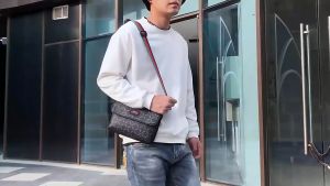 ELACCENT กระเป๋าผู้ชาย กระเป๋าสะพาย ผช กระเป๋าสะพายข้างผู้ชาย กระเป๋าสะพาย ผู้ชาย กระเป๋าบุรุษลายตารางหมากรุก กระเป๋าสะพายไหล่ขนาดกระทัดรัดพร้อมช่องคาดเอวกระเป๋าคลัทช์ กระเป๋า ผู้ชาย