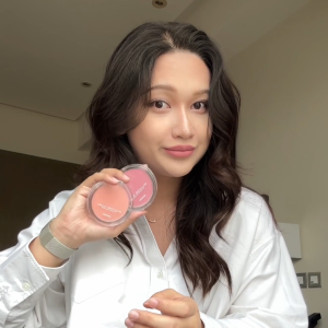 [ใหม่!] QOOCOS Sculpted Flush Blurring Blusher - บลัชออนปัดแก้ม คุมมัน สีสวยนัวร์ ตลับใหญ่สะใจ