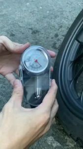 Đồng hồ đo áp suất lốp xe hơi cầm tay nhỏ gọn dễ dàng sử dụng -có hộp bảo quản