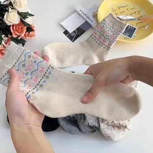 CEEKEY ผ้าขนสัตว์รักถุงเท้าเด็กถุงเท้าขนาดกลางสำหรับฤดูใบไม้ร่วงและฤดูหนาวหนาขนแกะอบอุ่นผ้าขนสัตว์ชนิดหนึ่งน่ารักกวางคริสมาสต์ถุงเท้า