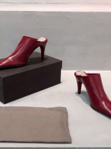 สีแดงไวน์หัวเหลี่ยมรองเท้าส้นสูงส้นบางฝรั่งเศสวินเทจรองเท้าเดียว ผู้หญิง ของแท้ < Ne2> สวมใส่กลางแจ้งหัวรองเท้าแตะเย็นขี้เกียจ Mueller รองเท้า