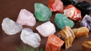 100g Bulk Quartz for DIY Necklace Ring Pendant Rose White Orange Green Crystal Quartz Rough Stones Natural Raw Stones Crystal for Tumbling Cabbing Fountain Rocks Decoration Polishing Wire Wrapping Valentine Gift