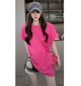 เสื้อยืดคอกลมแขนสั้นผู้หญิงสไตล์เกาหลีหลวมๆ แฟชั่นฤดูร้อน ทรงหลวมๆ ลายดอกไม้สีแดงสด ทรงยาวปานกลาง เสื้อผ้าทำงาน