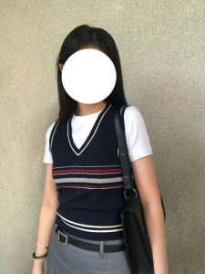 เสื้อกั๊กถักลายทางสไตล์วิทยาลัยสำหรับผู้หญิง ฤดูใบไม้ร่วง 2024 เสื้อคลุมกันหนาวแบบลำลอง แขนกุด คอวี ปกติ