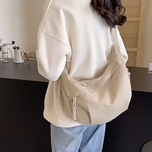 ผ้าใบความจุขนาดใหญ่ทรงเกี๊ยว ผู้หญิง กระเป๋าสะพายข้าง หลากหลาย กระเป๋าสะพายไหล่กีฬา ลำลอง กระเป๋าถือผ้าไนลอน