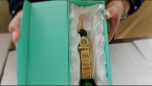 Miniatur Menara Jam Mekah Sedang: Penghias Ruangan dan Souvenir Wisata