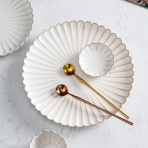 ชุดจานและชามเซรามิกสีขาวแบบยูโรเปียนสไตล์เหนือสุดหรูสำหรับใช้ในบ้าน ขนาด 8 นิ้ว จานปลาจานเสิร์ฟแบบแบน ชุดจานสำหรับผู้ใหญ่