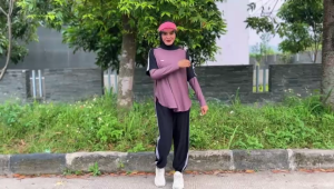 Azikra baju setelan olah raga wanita muslimah one set 3 in 1 jilbab kaos dan celana jogger