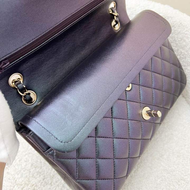 (Pre-loved)%20Chanel%20Medium%20Classic%20Flap%20CF%20in%20Iridescent%20Black%20Lambskin%20and%20LGHW%20(Model:%20A01112)%20-%20Image%208