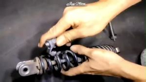 TREKER SHOCK BELAKANG MOTOR alat buka per shockbreaker