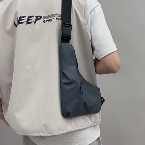 Mens light and close-fitting triangle bag simple leather texture casual and waterproof shoulder bag