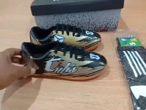 KIDZTUBS Sepatu Futsal Anak Paket Komplit Sepatu Futsal Tas Skin Deker Kaos Kaki Usia 6-10 Tahun Size 28 29 30 31 32 33 34 35 36 37 KDZ1329011525