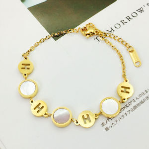 กำไลสร้อยข้อมือเหล็กสเตนเลสแฟชั่นใหม่ระดับตัวอักษรหรูหรา H สำหรับผู้หญิงสร้อยข้อมือโซ่เปลือกหอยของขวัญเครื่องประดับแบบทันสมัยเรียบง่าย