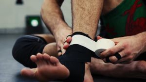 [กล่อง 24 ม้วน] Sporttape Rigid Tape เทปพันข้อ กันน้ำ ฉีกง่าย ยึดแน่น สำหรับนักกีฬา สีขาว (ขนาด 1 / 1.5 / 2 นิ้ว)