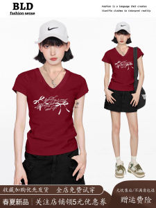 เสื้อยืดคอวีสีแดงสไตล์อเมริกันสำหรับผู้หญิงในช่วงฤดูร้อน เสื้อแขนสั้นทรงสลิมฟิตพิมพ์ลายดีเพนซิล เสื้อผ้าทำงานสไตล์เกาหลี