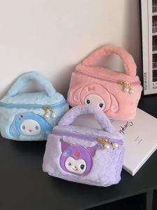 Nkshop💖พร้อมส่ง💖 กระเป๋าเครื่องสำอาง ขนนุ่ม กระเป๋าใส่ของจุกจิก ใส่กล่องข้าวเด็กได้ น่ารักมาก ซิปมุก ขนนุ่ม คิ้วท์มาก ลายตุ๊กตา