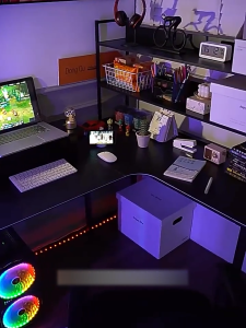 REX โต๊ะเล่นเกมมุม โต๊ะคอมพิวเตอร์รูปตัวแอล แผ่นท็อปโต๊ะสามารถสลับซ้ายและขวาได้ระหว่างการติดตั้ง ชั้นวางสามารถวางได้ ดีไซน์รูปตัวแอลใช้พื้นที่มุมได้อย่างเต็มที่ เสริมคานหลายจุด รับน้ำหนักได้มาก