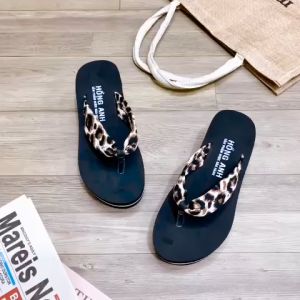 (PHOM NHỎ KHÁCH CHỌN LÊN 1 SIZE) Dép đế xuồng phối sọc UMEDO cao 6p quai kẹp họa tiết báo siêu sang - TT481