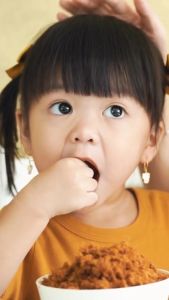 Abon Halus & Sehat: Pilihan Terbaik Untuk Anak & MPASI\\n\\n Apa Itu Abon Halus & Sehat?\\nAbon Halus & Sehat adalah makanan olahan berbentuk serpihan yang terbuat dari daging yang telah diproses secara khusus untuk memastikan kualitas dan keamanannya. Produk ini diproduksi oleh BAREFOOD BUMBOO dan tersedia dalam berbagai jenis, seperti abon sapi dan ayam, abon tuna sehat, dan abon MPASI gurih. Abon Halus & Sehat dirancang khusus untuk anak-anak dan bayi yang sedang menjalani masa pertumbuhan dan perkembangan.\\n\\n Manfaat Abon Halus & Sehat\\n1. Meningkatkan gizi anak-anak dan bayi\\n2. Sumber protein yang baik\\n3. Dapat dikombinasikan dengan berbagai jenis makanan\\n4. Praktis dan mudah digunakan\\n\\n Perbedaan Antara Abon Halus & Sehat dengan Abon Biasa\\nPerbedaan utama antara abon halus & sehat dengan abon biasa adalah bahan-bahan yang digunakan dan proses pembuatannya. Abon halus & sehat menggunakan bahan-bahan alami dan diproses dengan cara yang lebih aman dan higienis.\\n\\n Jenis-Jenis Abon Halus & Sehat\\n\\n Abon Sapi & Ayam\\nAbon sapi dan ayam merupakan jenis abon halus & sehat yang terbuat dari daging sapi dan ayam yang telah diproses secara khusus. Produk ini dapat digunakan sebagai sumber protein yang baik untuk anak-anak dan bayi.\\n\\n Abon Tuna Sehat\\nAbon tuna sehat adalah produk abon halus & sehat yang terbuat dari ikan tuna yang telah diproses secara khusus. Produk ini memiliki kandungan omega-3 yang baik untuk perkembangan otak anak-anak.\\n\\n Abon MPASI Gurih\\nAbon MPASI gurih adalah produk abon halus & sehat yang dirancang khusus untuk bayi yang sedang menjalani masa pertumbuhan dan perkembangan. Produk ini memiliki rasa yang gurih dan dapat dikombinasikan dengan berbagai jenis makanan.\\n\\n Cara Menggunakan Abon Halus & Sehat\\n\\n Resep Makanan Untuk Anak dengan Abon Halus & Sehat\\nBerikut adalah beberapa resep makanan yang dapat Anda buat dengan menggunakan abon halus & sehat:\\n\\n1. Abon sapi dan ayam: Bisa digunakan sebagai topping pada nasi atau dicampurkan ke dalam bubur.\n2. Abon tuna sehat: Cocok digunakan sebagai bahan tambahan pada salad atau dicampurkan ke dalam sup.\n3. Abon MPASI gurih: Cocok digunakan sebagai bahan tambahan pada bubur atau dicampurkan ke dalam puree buah.