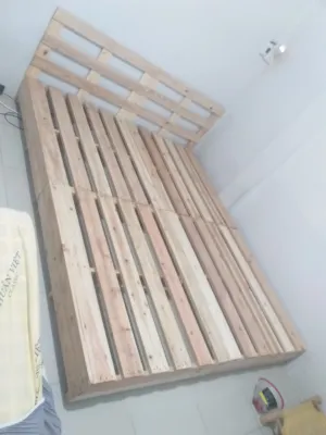 giường pallet kín chân có đầu giường cao 10cm