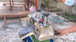 เครื่องคั้นน้ำอ้อยมอเตอร์ VENZ /Pioneer 1/2 HPแรงม้า(0.5แรงม้า) (ทองแดงแท้)เครื่องคั้นยี่ห้อMONTAรุ่น SY-250A สินค้ารับประกัน 1 ปี เครื่องคั้นน้ำอ้อยครบชุดและขาตั้ง