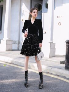 ชุดเดรสคอวีสีดำผูกโบว์ผ้ากำมะหยี่ทองสุดหรูสำหรับผู้หญิงไซส์เล็ก ชุดราตรียาวปานกลาง แขนยาว กระโปรงทรงเอ