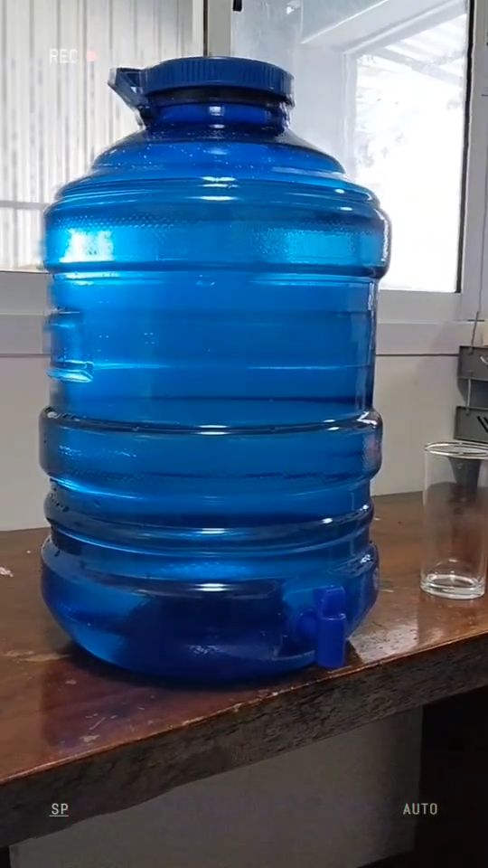 20 ลิตร น้ำดื่ม PET เกรด A ฝาเกลียวแบบมีก๊อก - สีน้ำเงิน