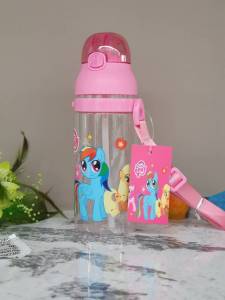 กระติกน้ําเด็ก กระติกน้ําสําหรับเด็ก กระติกน้ํารุ่นหลอดดูด พลาสติกหนา ไม่แตกง่าย ขนาด 450 ml. BPA free มีสายสะพายยาว (กระติกลายสไปเดอร์)