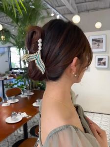 Crystal Mermaid Tail Claw Clip Korean Pearl Hair Clips Fishtail Hair Claws Hairpin Elegant Shark Clip Hair Accessories for Women Girls