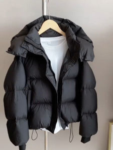 เสื้อแจ็คเก็ตผ้าฝ้ายขนเป็ดหนาสำหรับผู้หญิง ฤดูใบไม้ร่วง/ฤดูหนาว 2025 ทรงสั้น พร้อมฮู้ด ดีไซน์เก๋ไก๋ ดีเทลซิป แขนยาว ปกติ