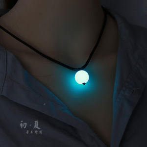 สร้อยคอแก้วสองสีที่ประดับด้วยหินประกายแสง สร้อยคอแบบยูนิเซ็กซ์ สร้อยคอแบบอเนกประสงค์สำหรับนักเรียนและเพื่อนรักของคู่รัก