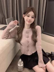 Áo len kiểu nữ tay dài gắn hoa vạt bèo đuôi tôm phom ôm xinh xắn phong cách tiểu thư