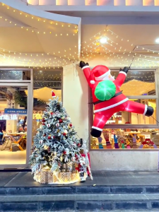 8FT LED Inflatable Santa Claus Climbing Santa Christmas Inflatable Yard Decorations with LED Lights Indoor Outdoor Yard Lawn Decoration Christmas Inflatables Outdoor Decorations