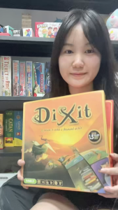 Dixit (ดิกซิต) เป็นเกมบอร์ดสำหรับผู้เล่น 3-6 คน โดยผู้เล่นจะต้องให้คำใบ้และทายรูปภาพตามคำใบ้นั้น