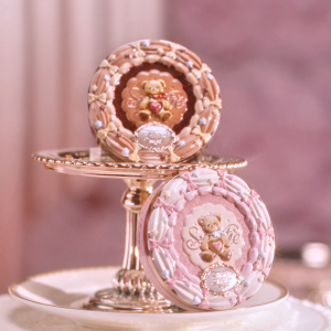 [NEW]Flower Knows The Sweetie Bear Collection 4-Color Concealer Palette คอนซีลเลอร์ เนื้อสัมผัสเนียนนุ่มบางเบา ปกปิดรอยตาบวมและสิวได้อย่างมีประสิทธิภาพ พร้อมเสริมความสว่างให้ผิว