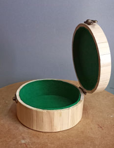 Hộp gỗ tròn lớn đựng đồ linh tinh trên bàn làm việc 13cm x 7cm.