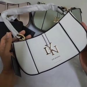 กระเป๋าสะพายข้าง LYN ทรงพอช รุ่นใหม่ ทรงสวย กระเป๋าคล้องไหล่ เเละ สะพายข้าง มี อุปกรณ์ป้าย และ ถุงผ้า สายสะพายยาว มีชุดของขวัญ วาเลนไทน์ กระเป๋าLyn กระเป๋าสะพายข้างLyn กระเป๋า ลีน - Lazada