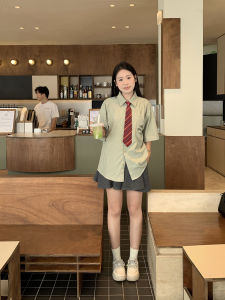 เสื้อเชิ้ตแขนสั้นลายทางสีเขียวสไตล์เกาหลีสำหรับผู้หญิง ทรงหลวมสบายๆ สำหรับฤดูร้อน ป้องกันรังสียูวี คอโปโล ปักลายเสื้อเชิ้ต