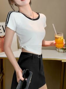 เสื้อยืดคอกลมแขนสั้นผู้หญิงสไตล์อเมริกัน ลายทาง 3 แถบ ทรงเข้ารูป ผ้าฝ้ายผสมไนลอน ฤดูร้อน 2024 เสื้อผ้าทำงานสไตล์สตรีท