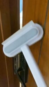 เครื่องทำความสะอาดกระจกอเนกประสงค์ระดับมืออาชีพและเครื่องกำจัดขนสัตว์เลี้ยงพร้อมไม้รีดน้ำและแปรงทำความสะอาด