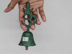 กระดิ่ง สายมู บูชาเทพ กระดิ่ง ทองเหลือง กระดิ่งด้ามจับ กระดิ่งโอม (สีเขียวสนิม เก่า) ปากกว้าง 5 นิ้ว HB-036