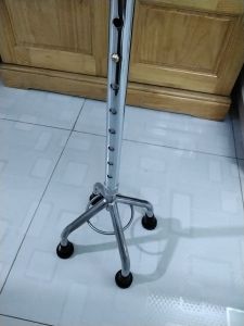 ( có video) Gậy 4 chân chống inox Việt Nam giá sỉ cho người tài biến người già yếu tập đi dụng cụ tập vật lý trị liệu phục hồi chức năng