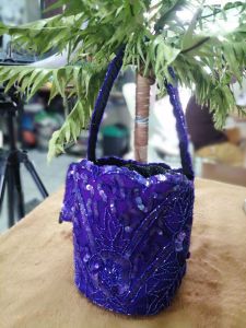 กระเป๋าคล้องแขนปักเลื่อม🌻งานแฮนด์เมด​🌻ด้านบนเป็นหูรูด.. ทรงกลมกว้าง20ซม.ลึก23ซม.สีน้ำเงินอมม่วงสวยมากๆคะ😄