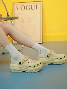 TC รองเท้าแตะเจาะรูติดผนังส้นหนาแฟชั่นผู้หญิงเกาหลีวัสดุEVAน้ำหนักเบาสวมใส่สบายทนทานและไม่เสียรูปสูง 5.5 ซม.